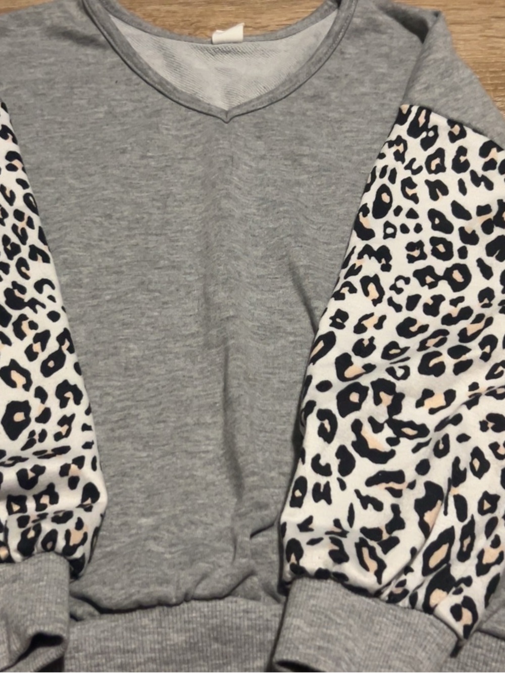 Girls' Gray Sweatshirt with Leopard Print Puff Sleeves